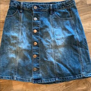 Women’s size 6 denim buttons down skirt